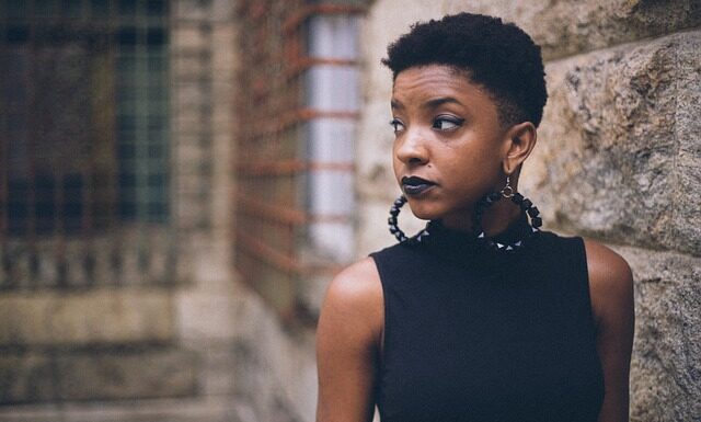 Jak Wyeksponować kolczyki?