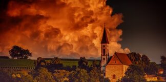 Kto siedzi za para młodą w kościele?