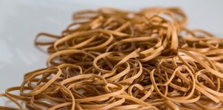 Jak wiązać chustę na torebce?